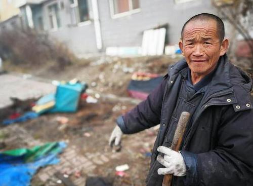 因宠物狗被车撞死 女主人十余次在小区放火泄愤