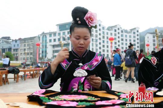 贵州千名绣娘织画卷 苗绣文化显魅力(图)