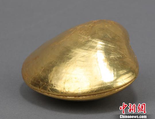 图为展出的唐代贴金箔蚌盒 李映民 摄 图为展出的唐代贴金箔蚌盒 李映民 摄