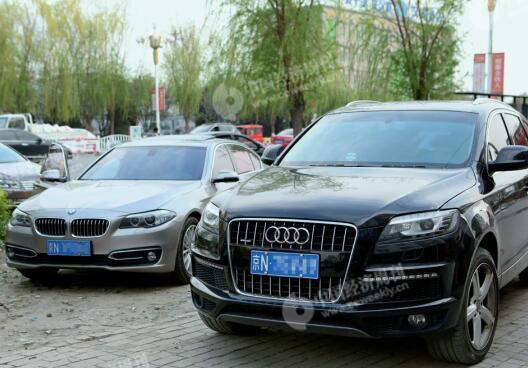 p27-1 4 月3 日，雄县街头大量涌入的外地车辆。