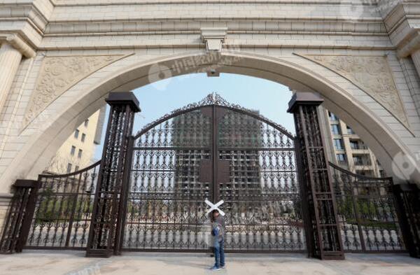 p26-14 月5 日，雄县县城一处贴了封条的楼盘。