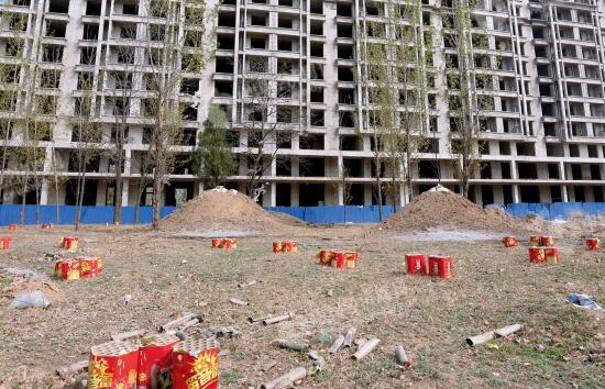 p28-1 4 月5 日，雄县城郊雄州镇一幢未完工的建筑。