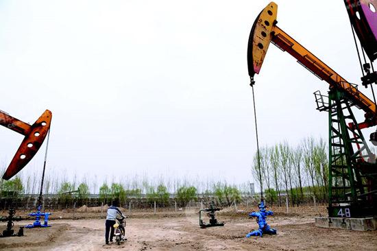 p29-雄安新区一处油井，背后是大广高速白洋淀支线。_副本