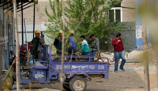 p30-3-4 月5 日，雄县城郊雄州镇，一处正在施工的工地。