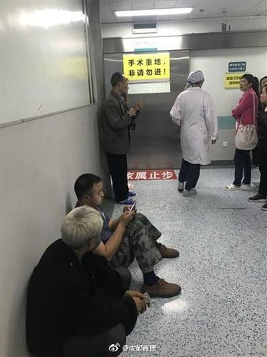 怀孕妈妈车祸瞬间将儿子推开 自己遭三轮车重压