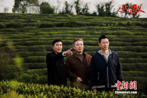 吴刚(左一)饰演李达康 点击进入下一页