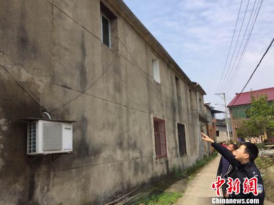 图为：民警对危旧房屋进行巡查。临安公安供图