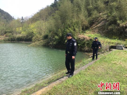 图为：民警正在巡逻。临安公安供图