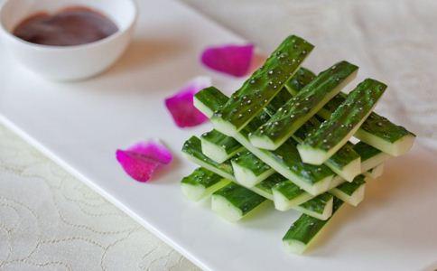 女人常吃黄瓜有什么好处 清热解毒美容 女人吃黄瓜有什么好处 黄瓜的功效与作用 吃黄瓜能美容吗