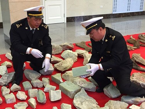 清点查获的玉石