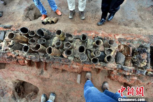 考古专家在桐木岭遗址考察?！⊥ㄑ对?欧阳常海 摄