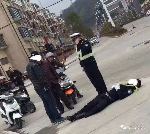 闯红灯将交警打昏