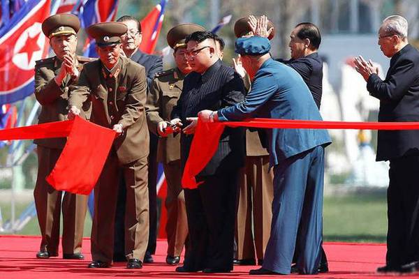 金正恩为新建住房项目剪彩。