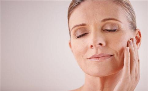 气色差爱掉头发 说明你在变老 气色差爱掉头发怎么回事 变老的表现有哪些 如何延缓衰老