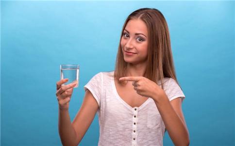 气色差爱掉头发 说明你在变老 气色差爱掉头发怎么回事 变老的表现有哪些 如何延缓衰老