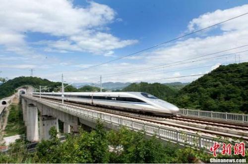 资料图:贵阳高铁连接“一带一路” 成为经济带的快速通道 点击进入下一页