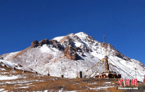 仲春时节，位于甘肃肃南裕固族自治县境内的祁连山自然?；で汉锨?，冰雪消融，在春日和煦阳光的照耀下，远处雪山巍峨壮观，松柏挺拔俊秀，牛羊悠闲漫步，构成一幅壮美的北国风光画卷。武雪峰 摄