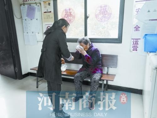 九旬老人流落街头不愿回家 不提供家人联系方式