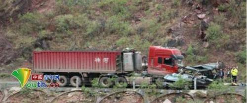 云南一大挂车对撞越野车 越野车上4人遇难