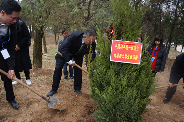 与陕西省委常委、海联会会长陈强共植炎黄子孙林