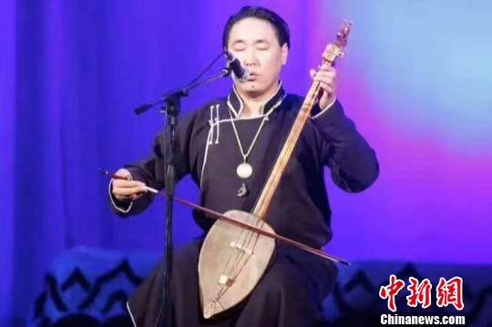 图为青年呼麦表演者青龙的演出剧照。呼和浩特民族演艺集团 供图