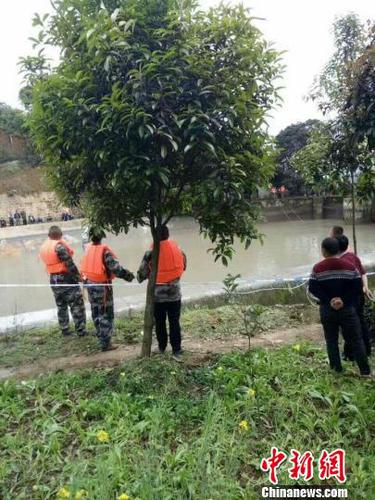 四川名山祖孙4人自驾电动车坠渠2人溺亡2人失踪