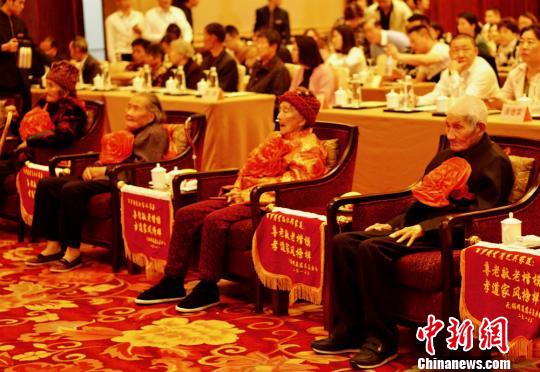 图为8位百岁老人参加“红豆情长杉助人寿”关爱百岁老人大型公益活动?！∷锶?摄