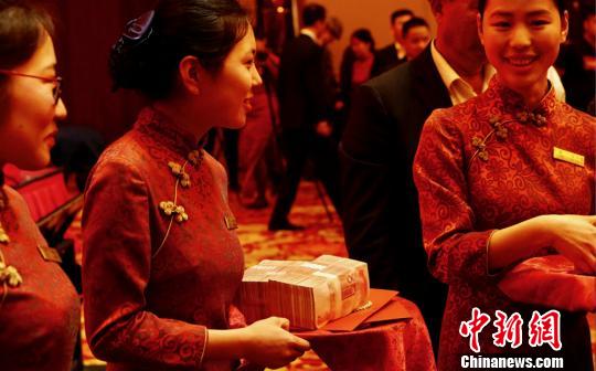 此番到会百岁老人每人都可收到10万元爱心补贴?！∷锶?摄