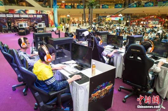 资料图：，2016年海峡两岸ACG嘉年华活动在武汉举行，ACG嘉年华是一场集电竞、动画、漫画为一体的大型电竞类赛事。 <a target='_blank' href='http://www.chinanews.com/'>中新社</a>记者 张畅 摄