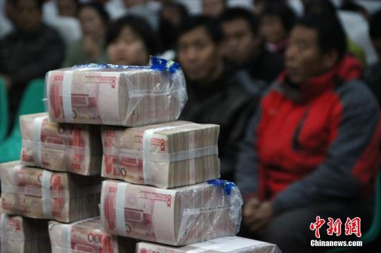 资料图：执行案款发放仪式现场。张一辰 摄