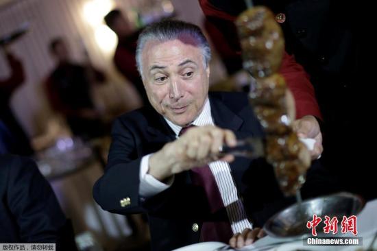 当地时间2017年3月19日，巴西巴西利亚，巴西总统特梅尔会见肉类出口国外交大使，并一同前往餐厅享用烧烤。