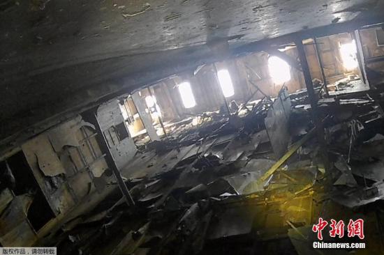 这张照片是当地时间4月8日拍摄的，船舱内部还依稀可以辨认出之前的设施，但整体已经破败不堪。