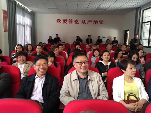 4月13日-14日，在湖南省委统战部副部长、省社院党组书记邓焕生，省社院副院长黄自荣的带领下，40多名第14期党外中青年干部培训班学员来到安化县江南镇黄石村开展精准扶贫专题调研。