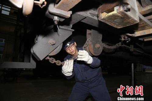 王振正在工作中?！∠蛩?摄