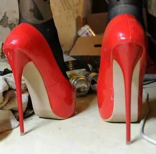 46岁男子屋里放满高跟鞋 每个月都来