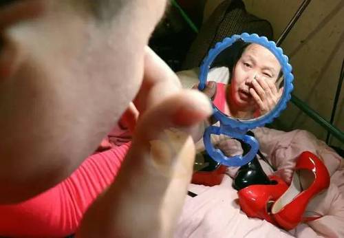 46岁男子屋里放满高跟鞋 每个月都来