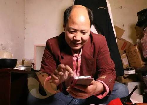 46岁男子屋里放满高跟鞋 每个月都来