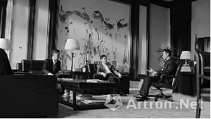 周京新《《苍鹭》系列复制品出现在剧中会客室里