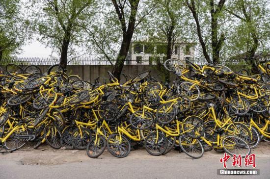 资料图：堆积如山的受损单车。 <a target='_blank' href='http://www.chinanews.com/'>中新社</a>记者 崔楠 摄