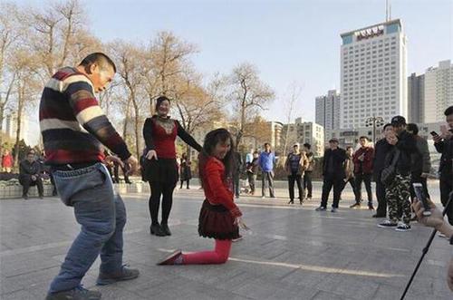 郑州人民公园叫停低俗