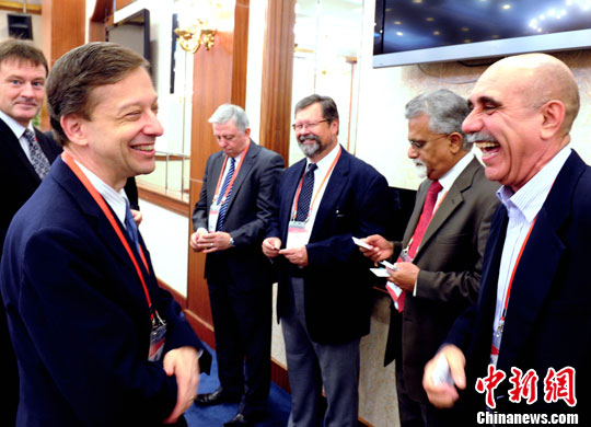 资料图:图为出席“外专千人计划”专家座谈会的外国专家交谈甚欢。中新社发 刘可耕 摄