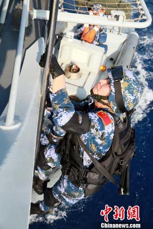 特战队员进行攀爬训练。　林健 摄