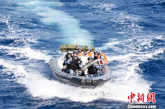 特战队员乘小艇携带挂梯出击，演练解救被劫船舶?！×纸?摄
