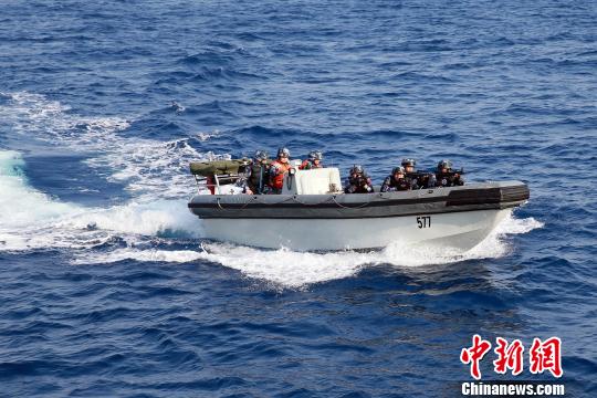 特战队员乘小艇出击，演练解救被劫船舶?！×纸?摄