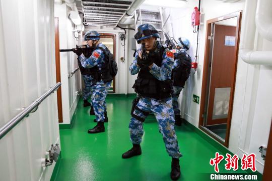 特战队员进行舱室搜索训练。　林健　摄