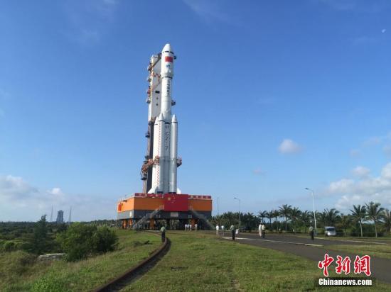 4月17日7时30分，承载着长征七号遥二运载火箭与天舟一号货运飞船组合体的活动发射平台驶出总装测试厂房，平稳行驶约2.5小时后，垂直转运至发射区。垂直转运的顺利完成，标志着“天舟一号”飞行任务正式进入发射阶段。闫宁 摄