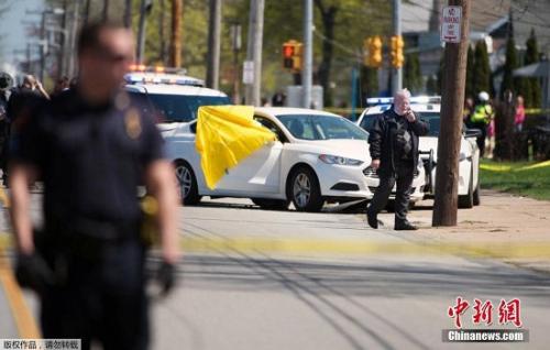 当地时间2017年4月18日，美国宾夕法尼亚州伊利，在社交网络发布自己枪杀无辜老人视频的逃犯当天被警方发现，经短暂逃避，他举枪自尽。