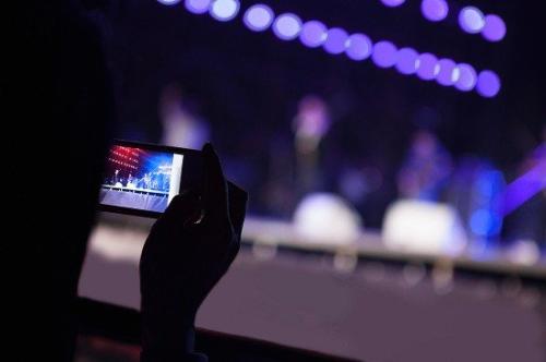 近些年，网络直播在全球兴起，各大社交媒体相继开启直播功能。图为资料图。