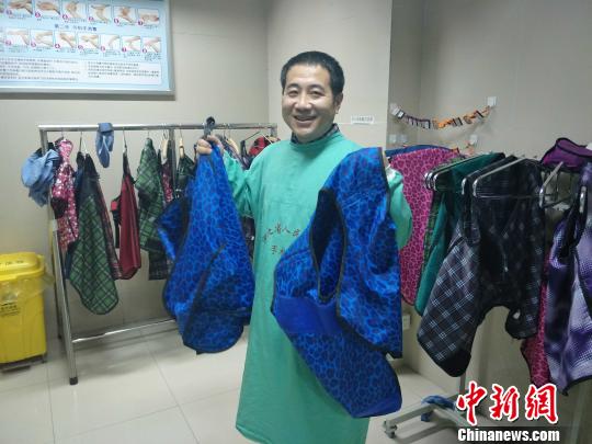 党懿展示心内科医生做心脏介入手术时需要穿的铅衣，全套共重36斤?！〈尢?摄