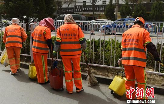 兰州环卫工马甲上出“考题”引民众“猜想”点赞（图）